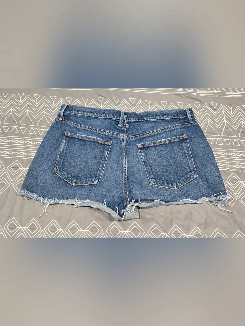Good American Cutoff Distressed Denim Shorts Size 14/32